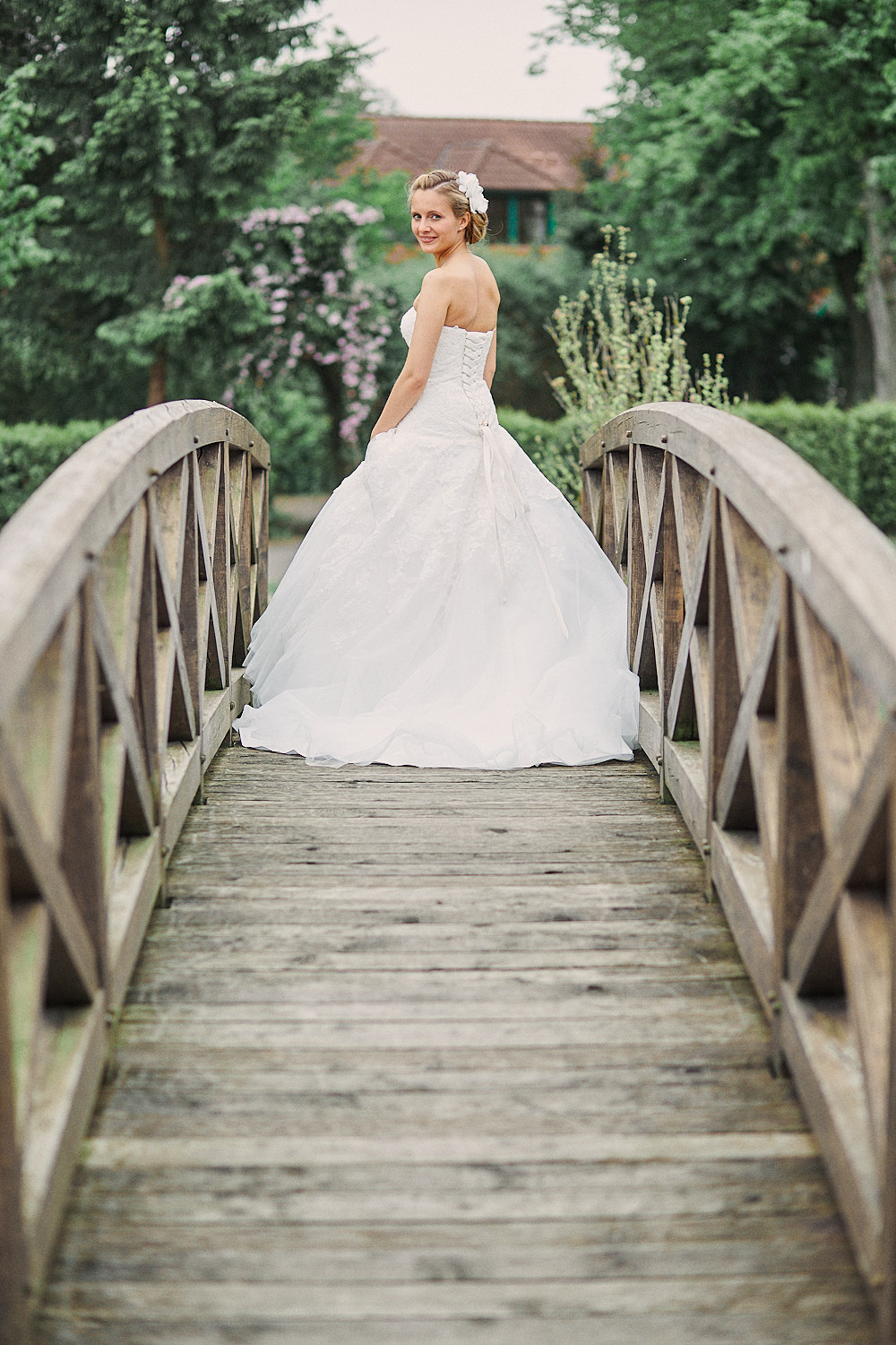 Hochzeitsfoto: Braut auf Brücke
